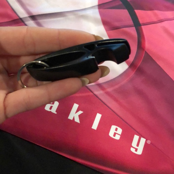 🚨LOW INVENTORY 🆕 Oakley Cloth & Keychain Bundle - Picture 3 of 3
